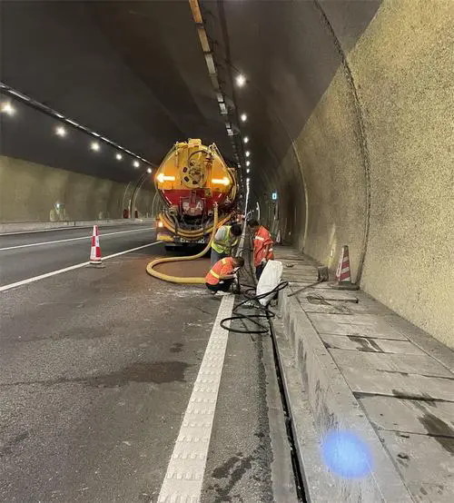 宾阳隧道排水渠清淤